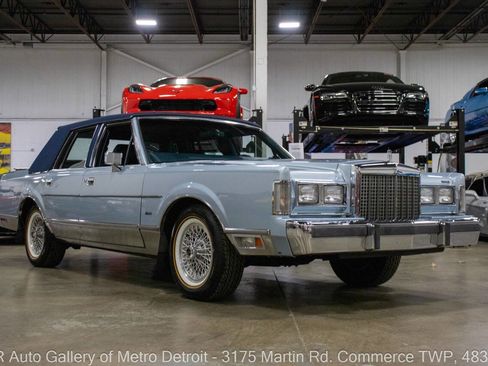 Used 1986 Lincoln Town Car image 10