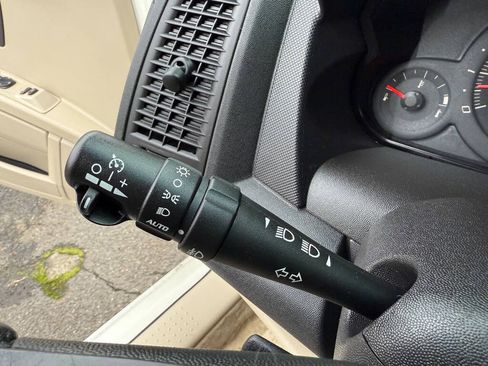 Used 2004 Cadillac SRX V8 w/ Preferred Equipment Group image 38