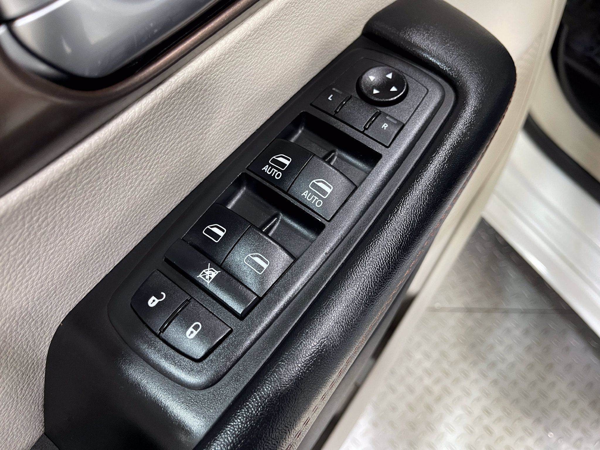 Used 2019 Chrysler Pacifica Touring-L FWD image 14