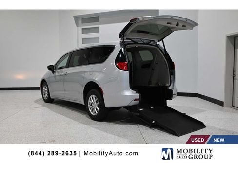 Used 2024 Chrysler Voyager LX FWD image 1