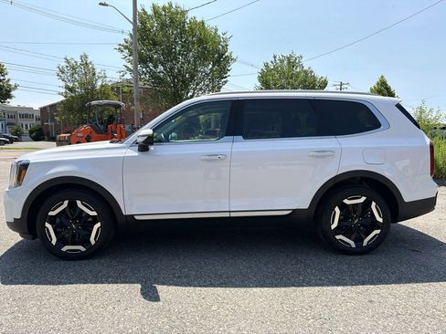 Certified 2024 Kia Telluride S w/ S Sunroof Package AWD/4WD image 3
