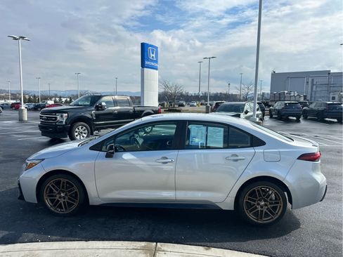 Used 2024 Toyota Corolla Sedan w/ SE Convenience Package image 3