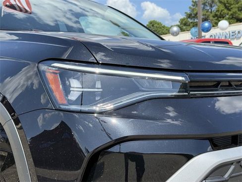 Used 2025 Volkswagen Taos SE image 3