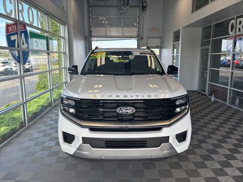 Used 2025 Ford Expedition Platinum AWD/4WD image 2