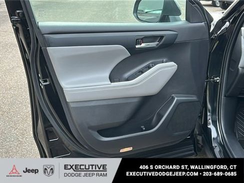 Used 2022 Toyota Highlander XLE image 8