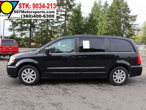 Used 2014 Chrysler Town & Country Touring image 4