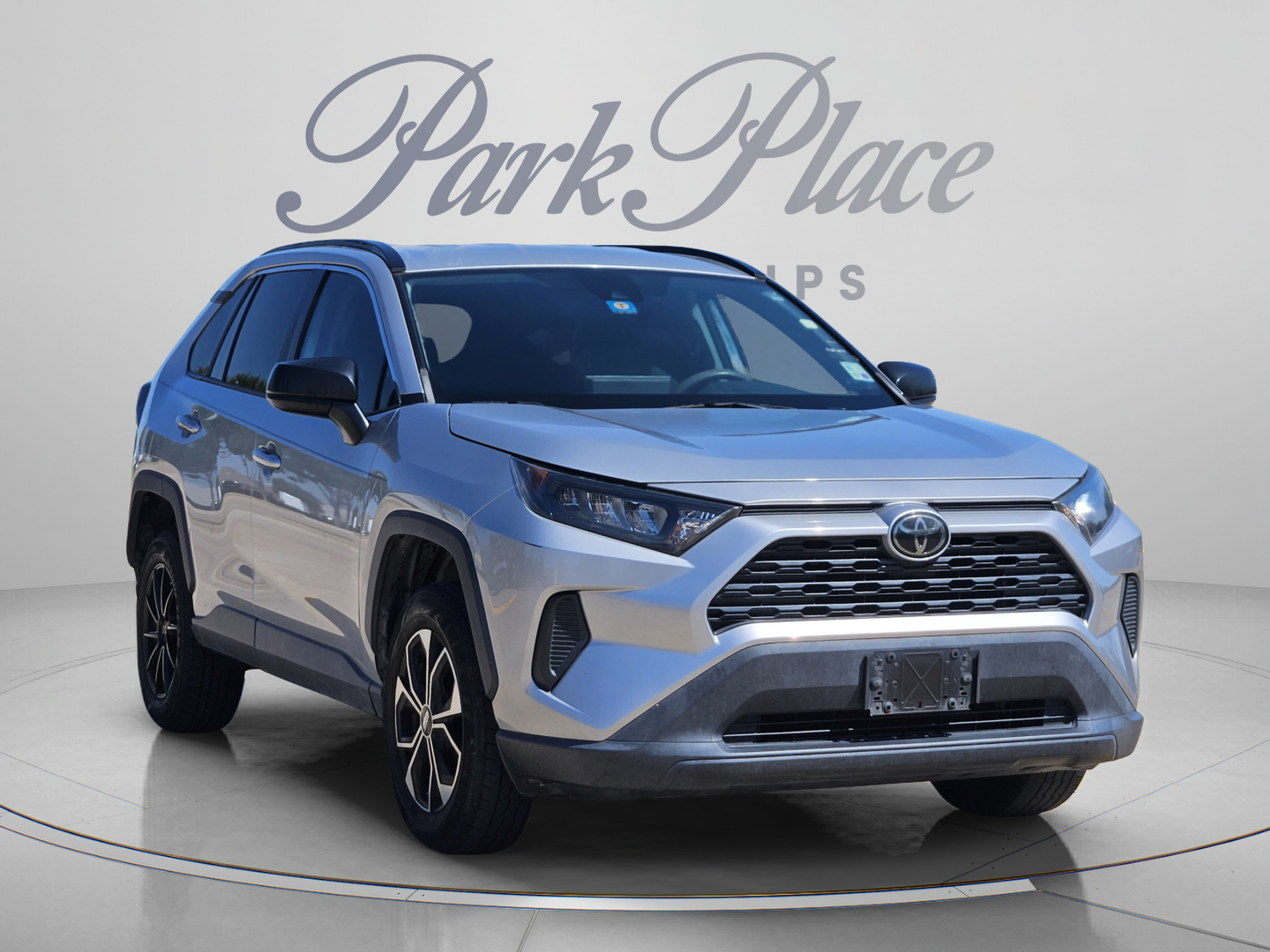 Used 2019 Toyota RAV4 LE FWD image 4