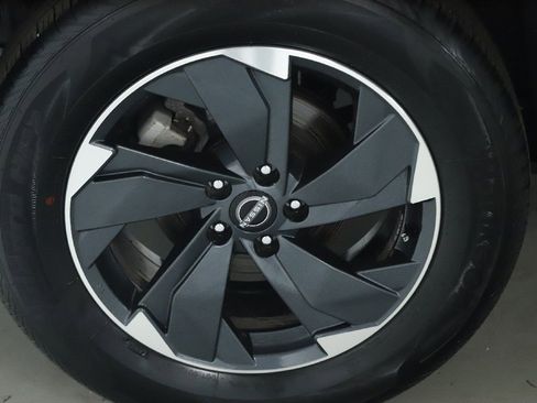 Used 2025 Nissan Rogue SV AWD/4WD image 12