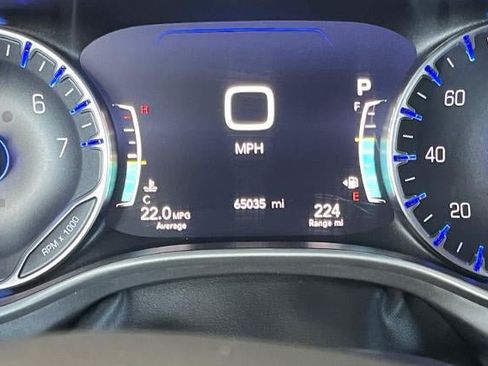 Used 2023 Chrysler Pacifica Touring-L FWD image 37