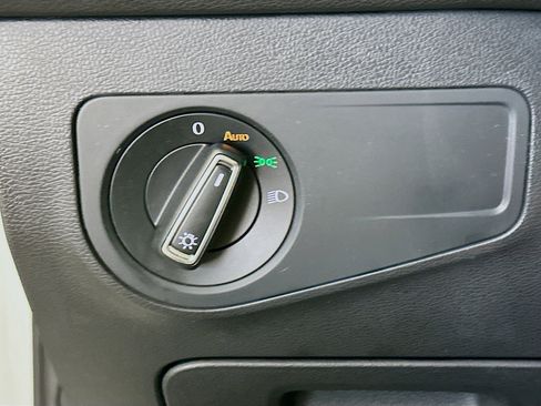 Used 2020 Volkswagen Tiguan SE w/ Panoramic Sunroof Package image 17