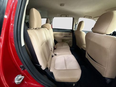 Used 2017 Mitsubishi Outlander SE image 27