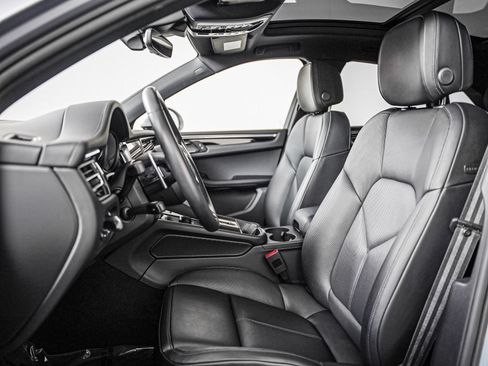 Certified 2025 Porsche Macan AWD/4WD image 5
