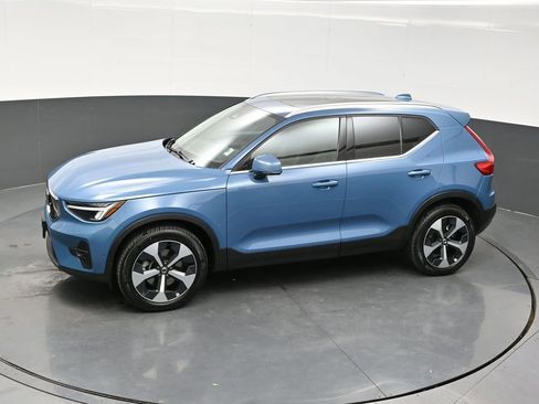 Used 2025 Volvo XC40 B5 Plus image 27