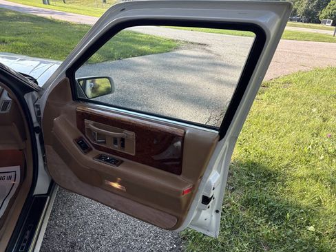 Used 1989 Cadillac Seville FWD image 31
