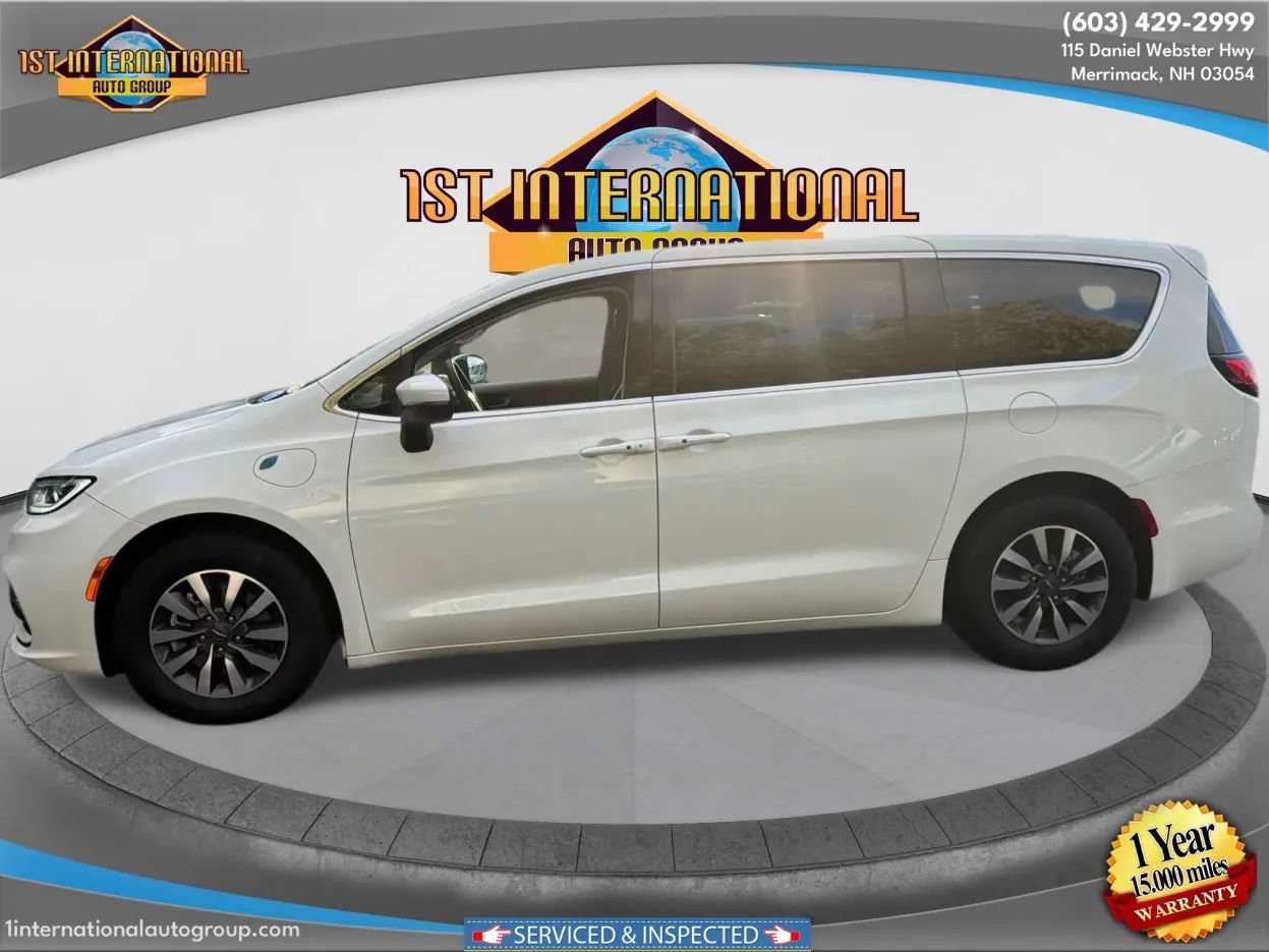Used 2023 Chrysler Pacifica Touring-L FWD image 5
