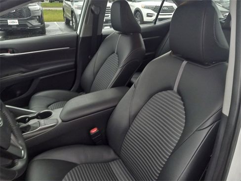 Used 2024 Toyota Camry SE image 11