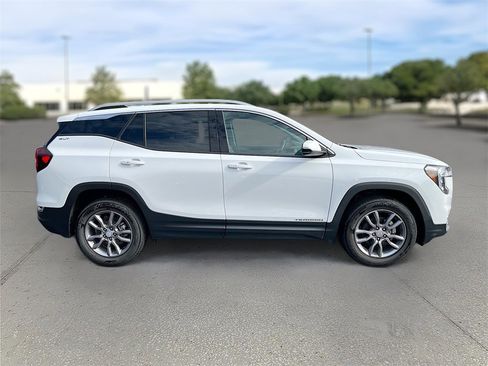 Used 2024 GMC Terrain SLT image 7