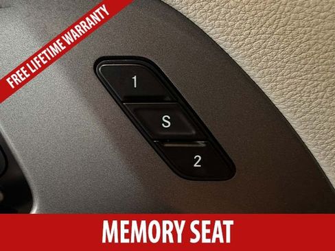 Used 2023 Chrysler Pacifica Touring-L FWD image 8