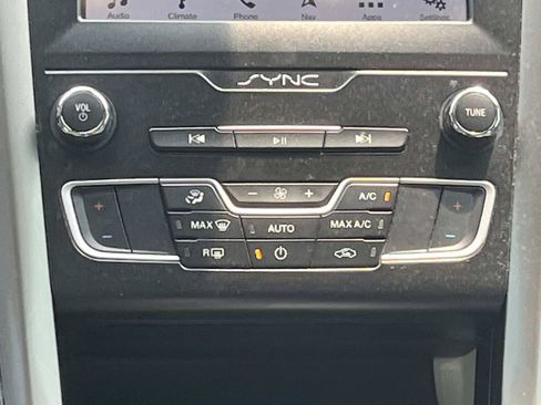 Used 2019 Ford Fusion SE FWD image 15