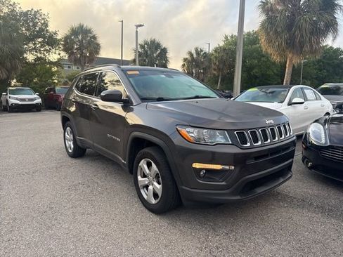 Used 2019 Jeep Compass Latitude image 1