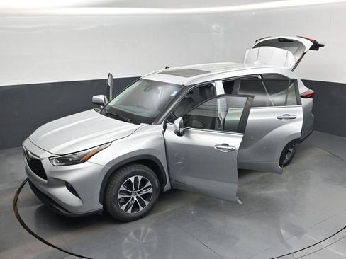 Used 2023 Toyota Highlander XLE FWD image 20