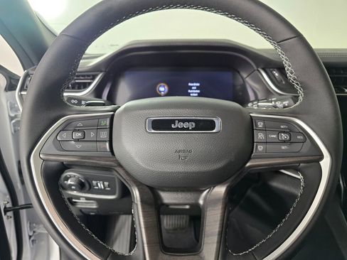 New 2025 Jeep Grand Cherokee Limited w/ Black Appearance Package image 19