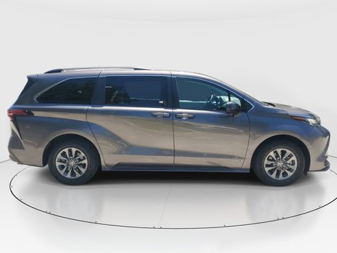 Used 2021 Toyota Sienna LE w/ LE Plus Package FWD image 2