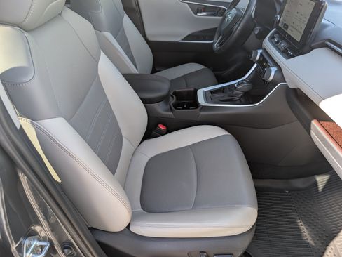 Used 2023 Toyota RAV4 Limited image 27