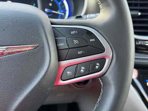 Used 2023 Chrysler Pacifica Touring-L image 11