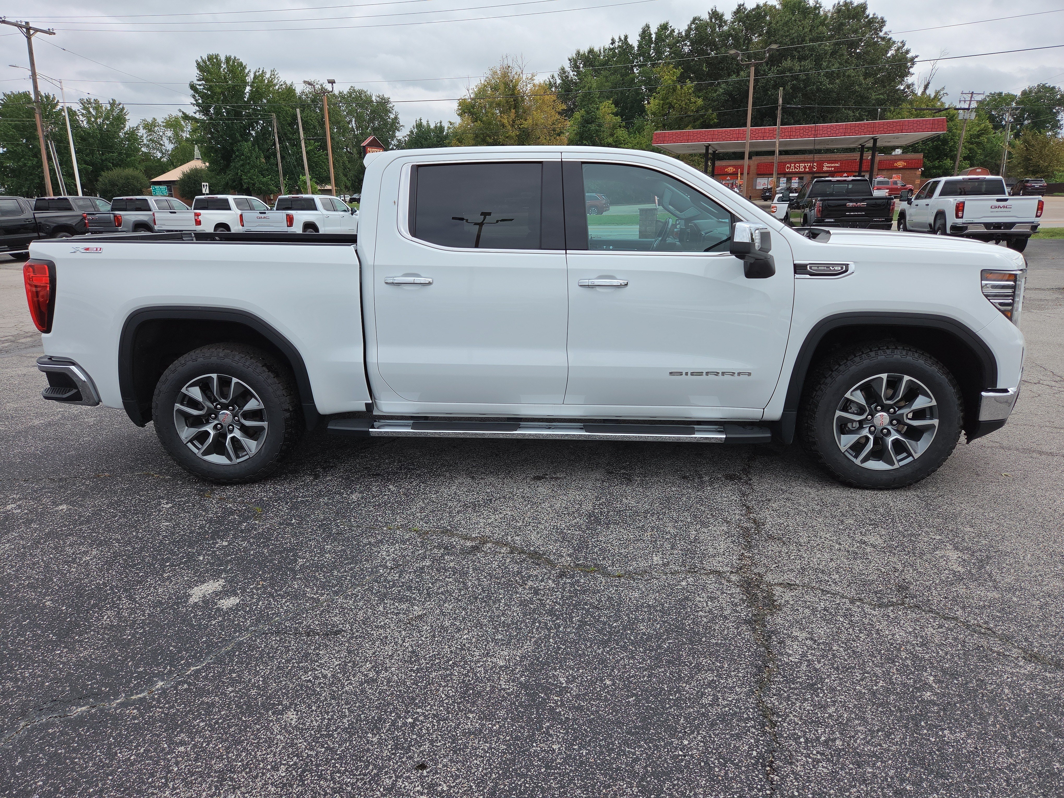 Used 2022 GMC Sierra 1500 SLT AWD/4WD image 3