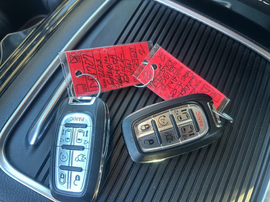 Used 2023 Chrysler Pacifica Limited FWD image 13