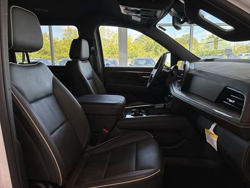 New 2025 Chevrolet Suburban Premier image 23