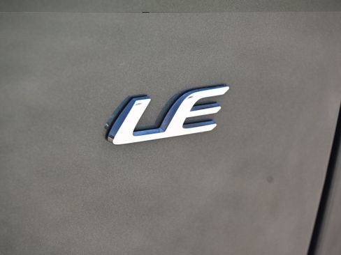 Used 2025 Toyota Corolla Cross LE FWD image 34