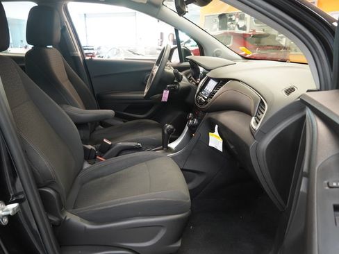 Used 2020 Chevrolet Trax LS FWD image 31