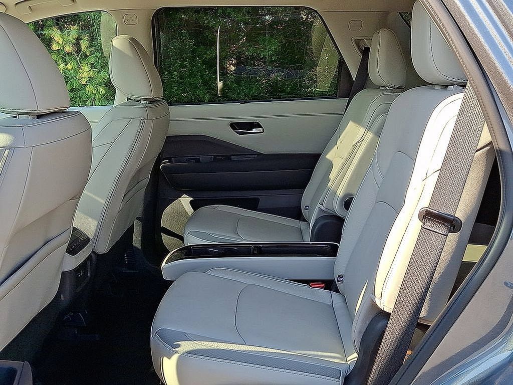 Used 2025 Nissan Pathfinder SL w/ SL Premium Package AWD/4WD image 10