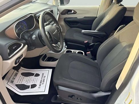 Used 2022 Chrysler Voyager LX image 8