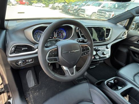 Used 2025 Chrysler Pacifica Select FWD image 24