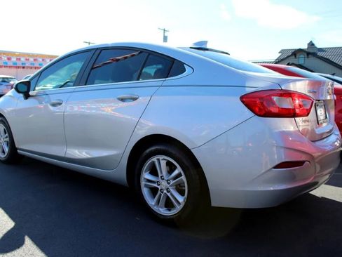 Used 2017 Chevrolet Cruze LT image 3