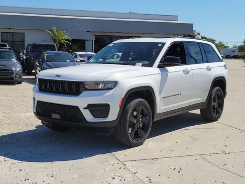 New 2025 Jeep Grand Cherokee Altitude image 3