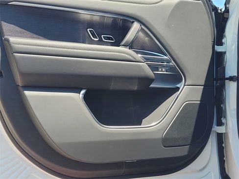 New 2025 Land Rover Range Rover Long Wheelbase SE image 10