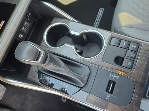 Used 2023 Toyota Highlander Limited image 25