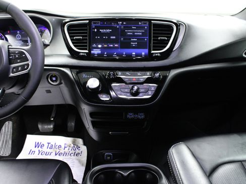 Used 2025 Chrysler Pacifica Select image 19