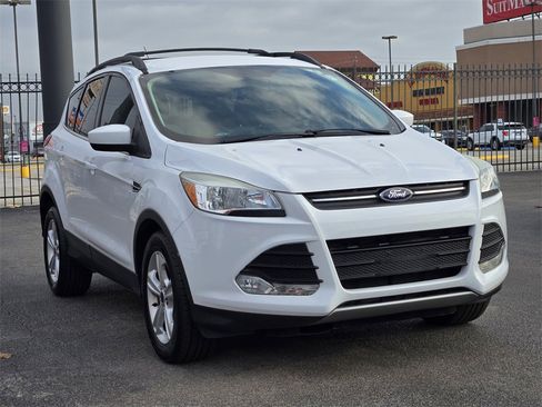 Used 2015 Ford Escape SE image 3