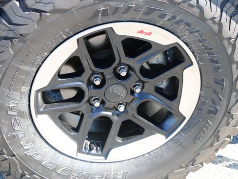Used 2017 Jeep Wrangler Unlimited Sport w/ Connectivity Group AWD/4WD image 13