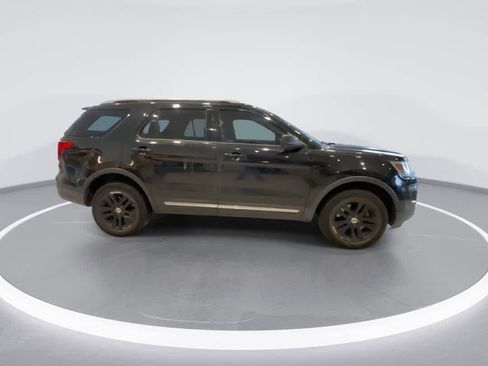 Used 2019 Ford Explorer XLT AWD/4WD image 9