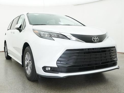 New 2026 Toyota Sienna XLE FWD image 33