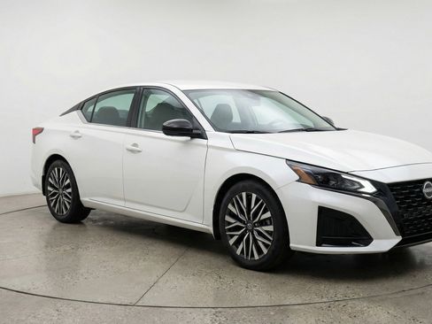 Used 2025 Nissan Altima 2.5 SV FWD image 1