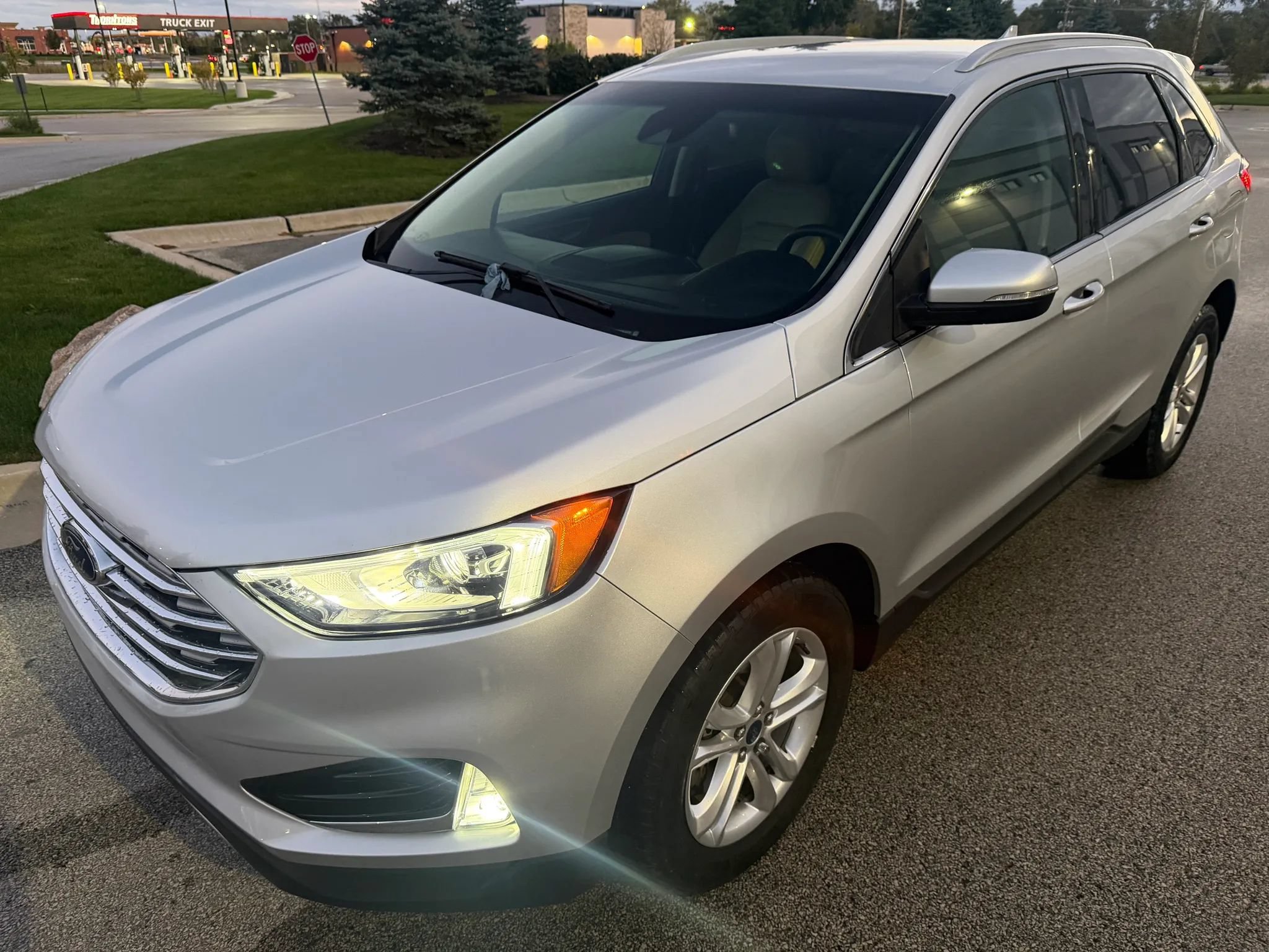 Used 2019 Ford Edge SEL w/ Equipment Group 201A AWD/4WD image 2