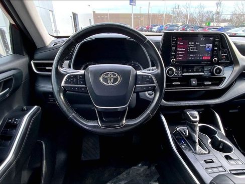 Used 2020 Toyota Highlander XLE AWD/4WD image 6