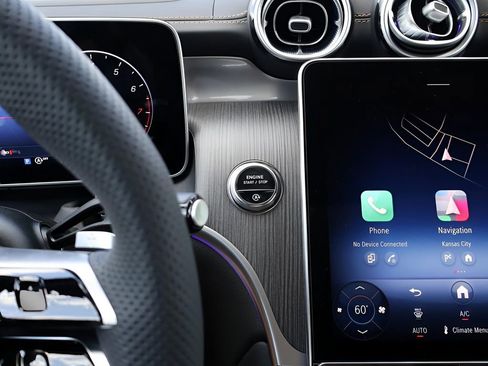 Used 2025 Mercedes-Benz GLC 300 4MATIC image 31